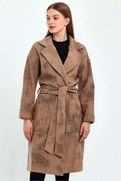 MissThetis Ceket Yaka Bağlamalı Kuşaklı Batik Desenli Büyük Geniş Çift Cepli Diz Altı Midi Boy Kaşe Kaban