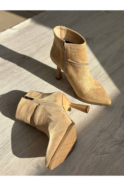 SHOEBOURNE Λεπτές μπότες με τακούνι Camel Suede Stone