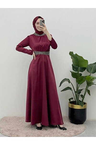 Modamorfo Saténové večerní šaty s kamínkovým detailem na límci a v pase - Burgundská