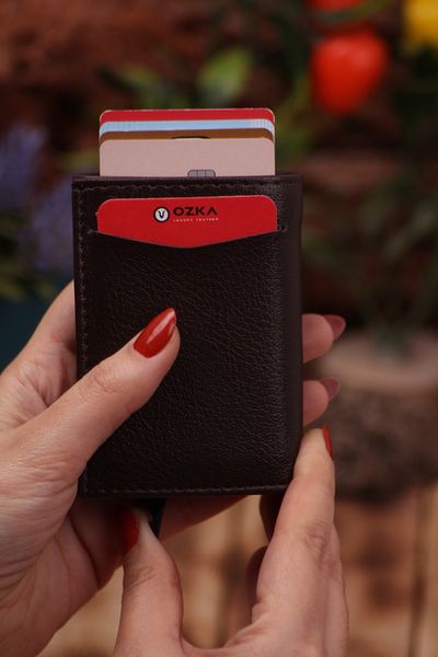 Ozka Leather Collection Портфолио с държач за карти от веганска изкуствена кожа - механизъм, кафяв