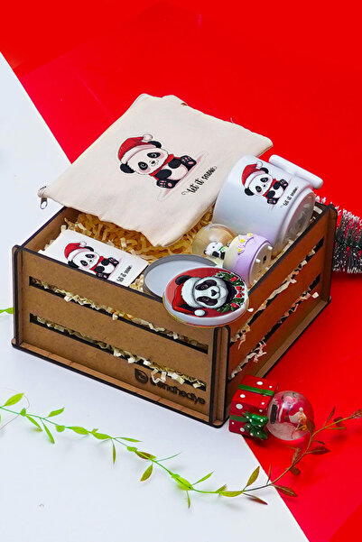 TrendHediye Sevimli Panda Yılbaşı , Yeni Yıl Hediye Seti Kar Küresi , Kupa , Mum , Makyaj Çantası , Magnet