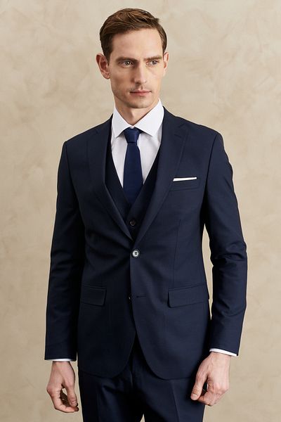ALTINYILDIZ CLASSICS Hexagonal 4A 3110000004   Silim Fit Taylon Suit with Navy Blue Vest