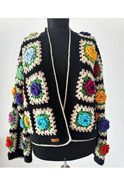 El örgüsü سترة نسائية محبوكة يدويًا بزخارف وردية