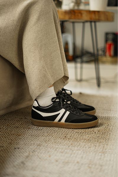 Marjin Tiyone Schwarzer Damen-Sneaker – Sportschuhe mit Schnürung und flacher Sohle
