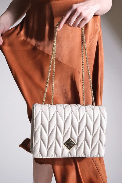 Marjin Goldfarbene Damen-Umhängetasche mit Kette, Delbin Beige