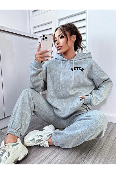 Mythologie طقم بدلة رياضية بغطاء للرأس من Fetch - ساق مطاطية كبيرة الحجم مطبوعة باللون الرمادي