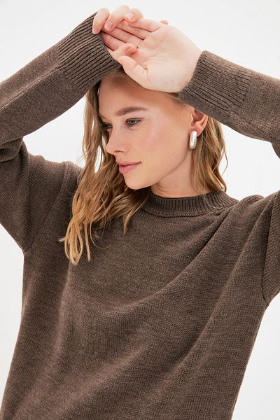 Trendyol Modest Hnědý pletený svetr s vysokým límcem TCTAW22AK0045