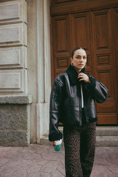Trendyol Collection Leopardenmuster-Jeans mit hoher Taille und weitem Bein – braunes Wildleder TWOAW25JE00394