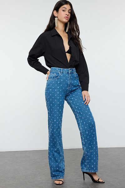 Trendyol Collection Blaue, strukturierte Jeans mit hoher Taille und weitem Bein TWOSS25JE00010