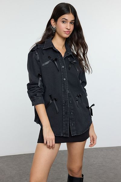 Trendyol Collection Džínová oversize košile s černou mašlí/stužkovým detailem Twoss25Go00002