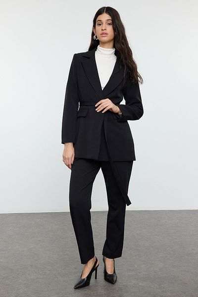 Trendyol Modest Schwarze, detaillierte, gefütterte Crêpe-Jacke-Hose, gewebtes Oberteil-Set TCTSS23US00044