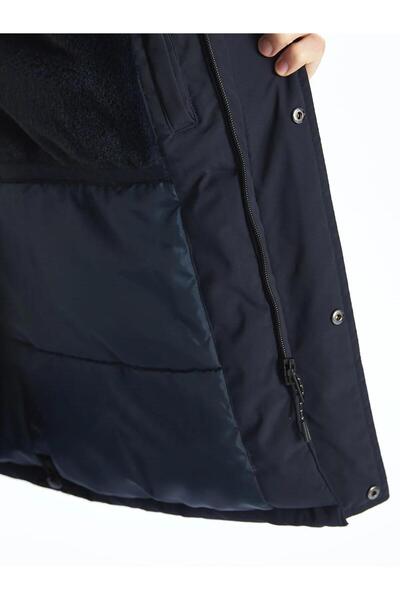 LC Waikiki LCWAIKIKI Classic Standart Kalıp Kapüşonlu Erkek Mont