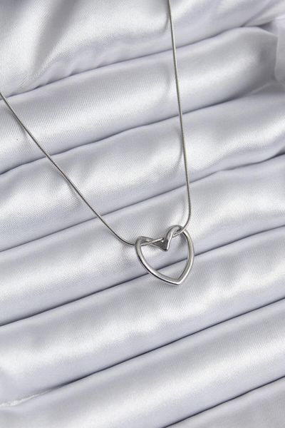 stainless steell قلادة فضية بعقدة قلب من الفولاذ