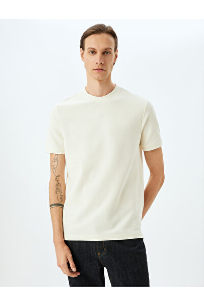 Koton Bisiklet Yaka Pamuklu Dokulu Kısa Kollu Slim Fit Tişört
