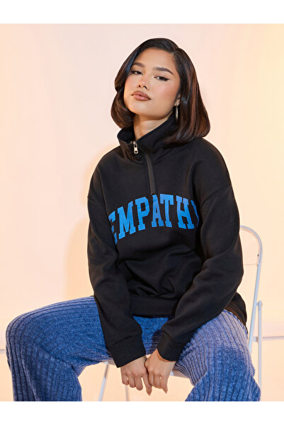 Styli سويت شيرت بنصف سحاب وأكتاف منسدلة وطبعة شعار