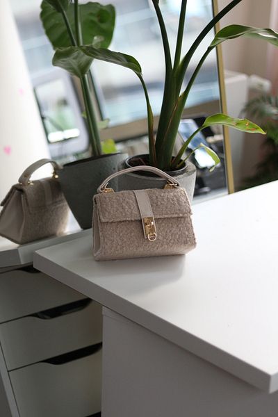Moom Bag Γυναικεία κρεμ βελούδινη πόρπη με λεπτομερή αλυσίδα τσάντα ώμου