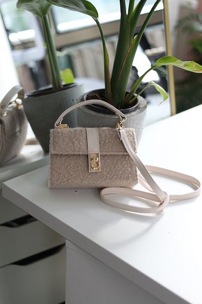 Moom Bag Γυναικεία κρεμ βελούδινη πόρπη με λεπτομερή αλυσίδα τσάντα ώμου