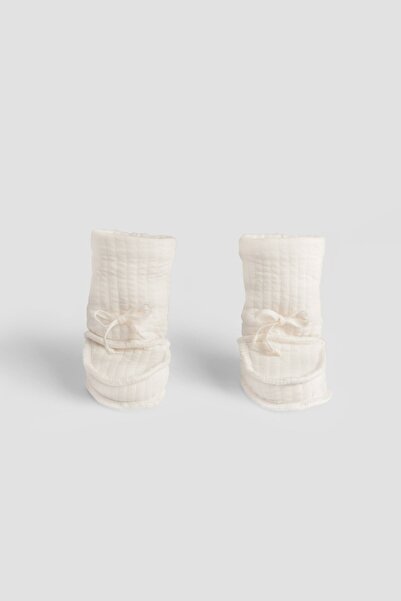 Little Gusto Wellsoft Quilted Ecru Baby Booties