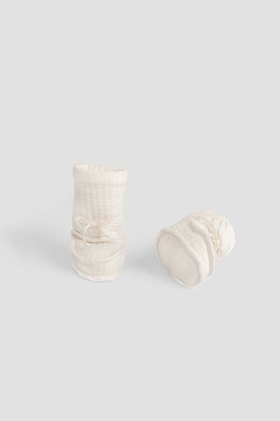 Little Gusto Wellsoft Quilted Ecru Baby Booties