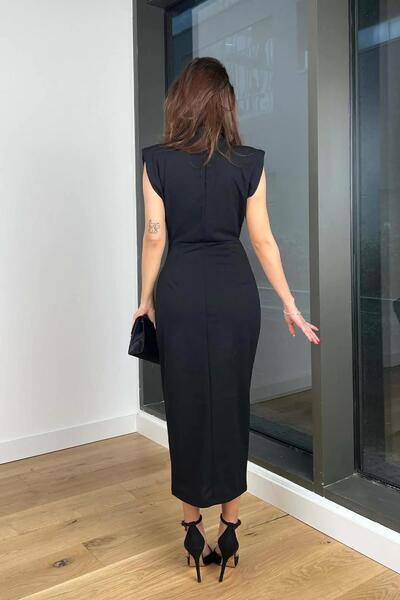 Deafox Černé krepové šaty s rolákem - vatované s detailem brože