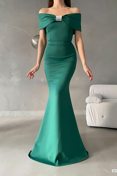 Deafox Grünes Maxi-Abendkleid aus Netzstoff mit Madonna-Kragen und Steindetail