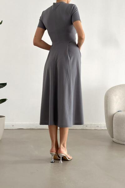 Deafox Šedé šaty z krepové látky s krátkým rukávem a kapsou