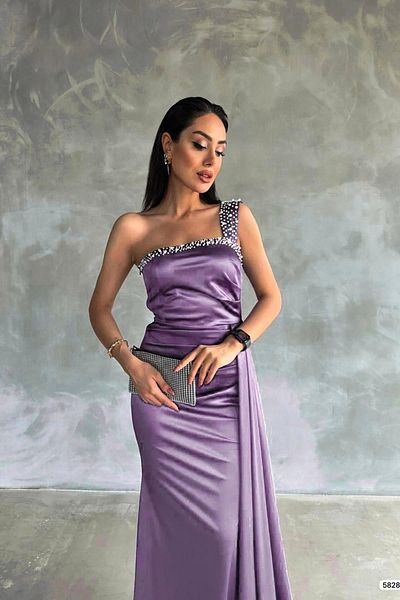 Deafox Fliederfarbenes Maxi-Abendkleid aus Satinstoff mit Steindetails und Schleppe
