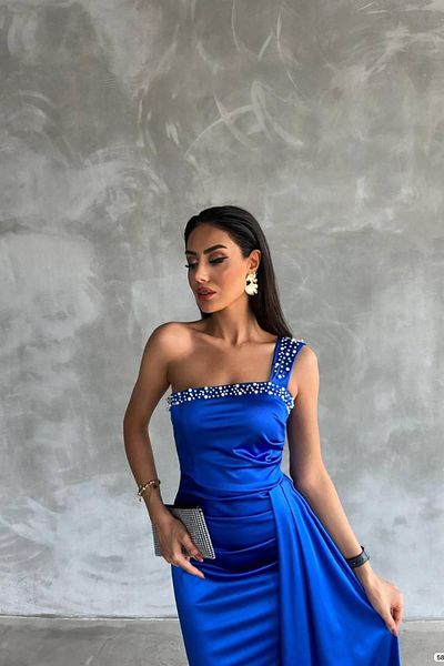 Deafox Saks Blaues Maxi-Abendkleid aus Satinstoff mit Steindetails und Schleppe