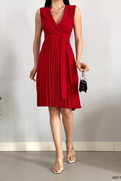 Deafox فستان كريب أحمر مطوي وحزام بدون أكمام وياقة