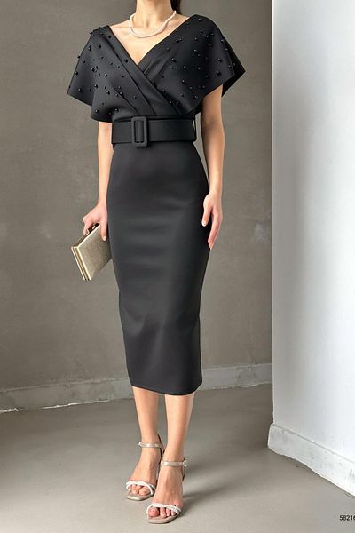 Deafox Schwarzes Kleid aus Scuba-Stoff mit Gürtel und Perlenverzierung