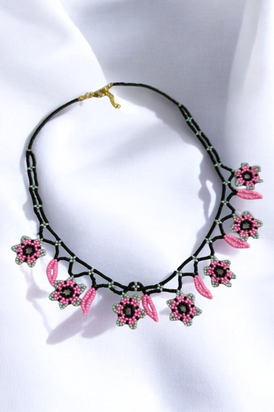 PETEK AKSESUAR قلادة من الخرز مصنوعة يدويًا على شكل زهرة