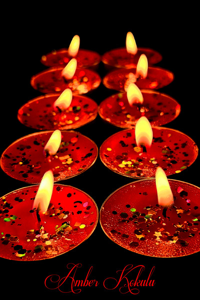 ANCİLLA 10 Adet Altın Pullu Amber Kokulu Kırmızı Dekoratif Tealight Mum - 11 Gram - 3,6 X 1,2 Cm - 4 Saat