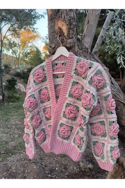 El örgüsü Cardigan de damă croșetat cu motiv trandafir