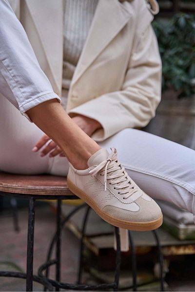 Madamra Beige Sneakers mit Logo-Details für Damen