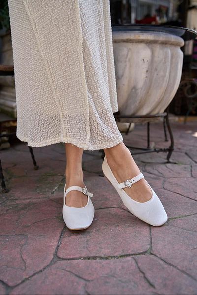 Madamra Ballerinas aus beigem Samt mit stumpfer Zehenpartie und einem Riemen für Damen