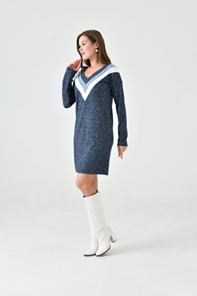 ubmbutik Елегантність та витонченість у трикотажі: сукня середньої довжини з V-подібним вирізом та ганчірками