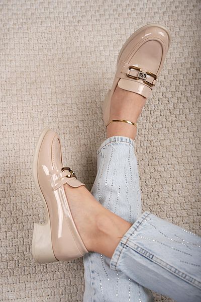 Stilbagshoes Бежови дамски обувки от лачена кожа - с вносни камъни и катарама
