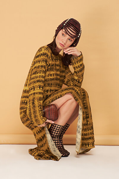 Eda Taşpınar Φόρεμα με καφέ σχέδιο με χαμηλό σκίσιμο πίσω Teks-00068