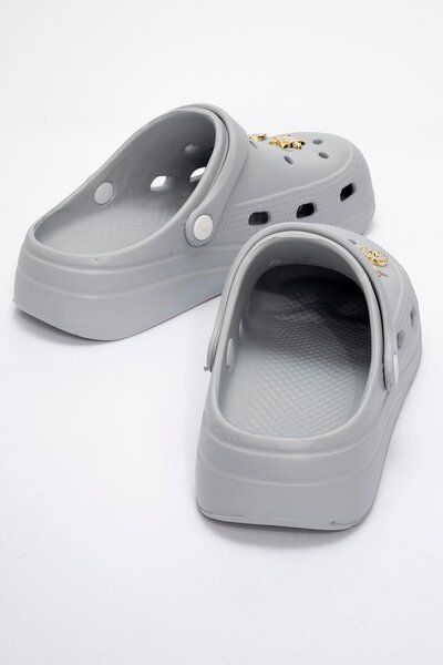 Ccway Ledově šedé pantofle Sabo - s dámským doplňkem