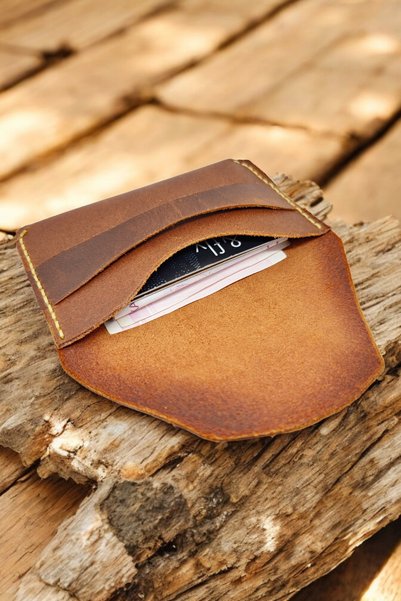Leather حامل بطاقات للجنسين من الجلد الطبيعي - لون أسمر - مصنوع يدويًا