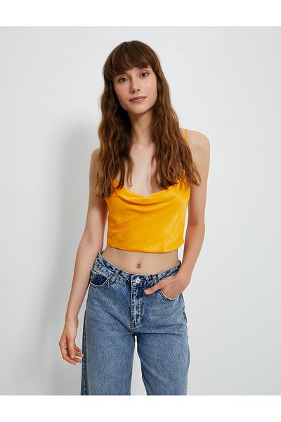 Koton Kurze Satinbluse mit dünnen Trägern und Rüschenkragen