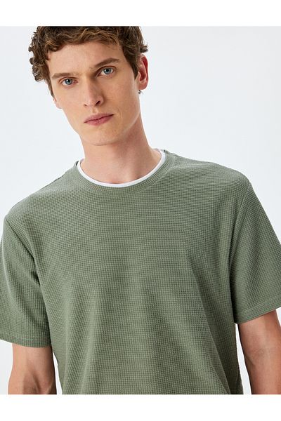 Koton Strukturiertes, kurzärmliges, schmal geschnittenes T-Shirt aus Baumwollmischung mit Rundhalsausschnitt und Revers