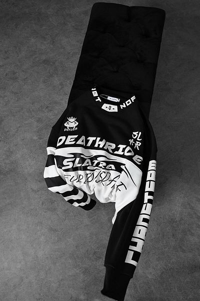 Slatra Мъжки черен суитшърт с V-образно деколте и щампа Deathride