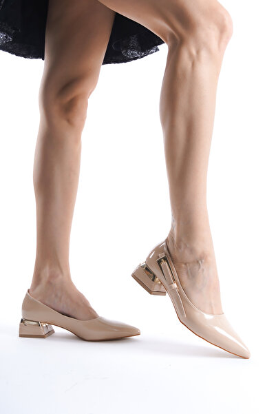 oyyo حذاء باليه نسائي من الجلد اللامع ومقدمة مدببة ومزود بإبزيم ذهبي وكعب