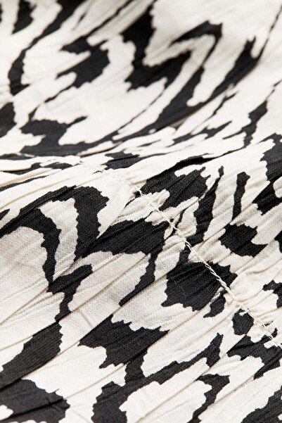 H&M تنورة صغيرة ثنيات