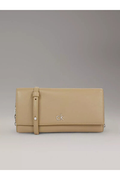 Calvin Klein Kadın Ayarlanabilir Zincir Omuz Askılı Çıtçıtlı Fermuar Bölmeli ...