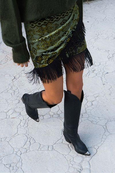 NİŞANTAŞI SHOES Június fekete mintás valódi bőr orrú fém részlet hegyes orrú női sarkú Dallas csizma