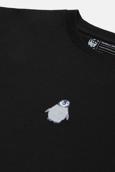 WWF Market Baby Emperor Penguin - Tricou negru ușor crop