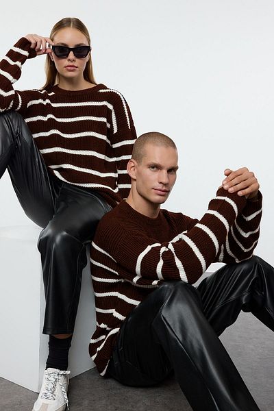 Trendyol Collection Brauner, lässiger, übergroßer, gestreifter Strickpullover mit Rundhalsausschnitt TMNAW23KZ00285
