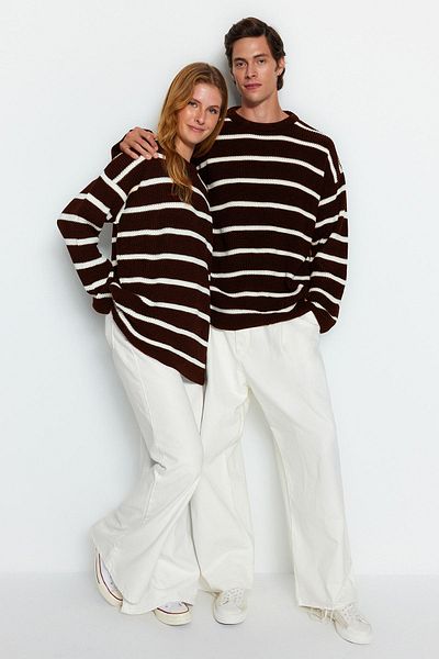 Trendyol Collection Brauner, lässiger, übergroßer, gestreifter Strickpullover mit Rundhalsausschnitt TMNAW23KZ00285
